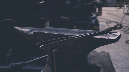 כשנמצאים בין הפטיש לסדן